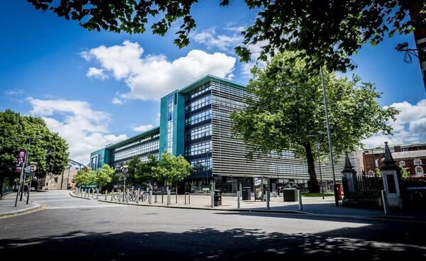 英国德蒙福特大学校园中心