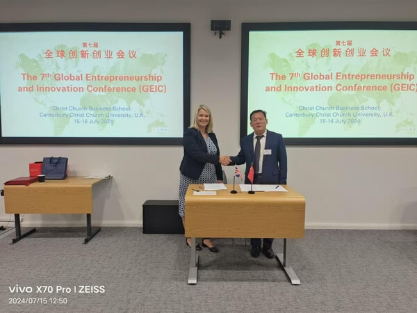 由经济学院联合主办的“第七届全球创新创业会议”(GEIC 2024) 在英国坎特伯雷大学成功举办。会上，经济学院与坎特伯雷大学签署战略合作协议