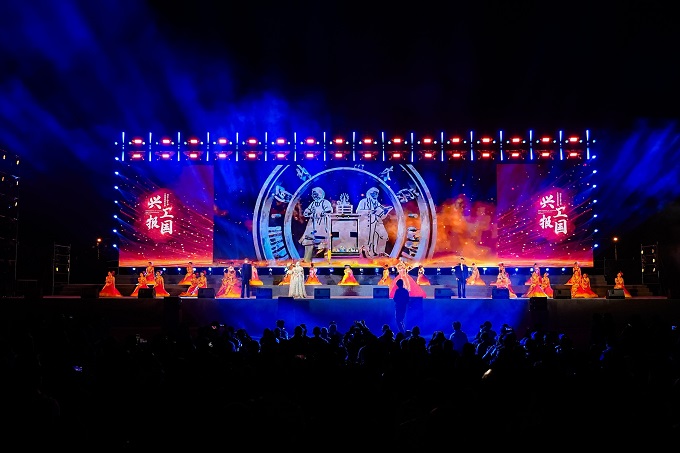 河北工大举行2025级新生开学典礼暨迎新晚会