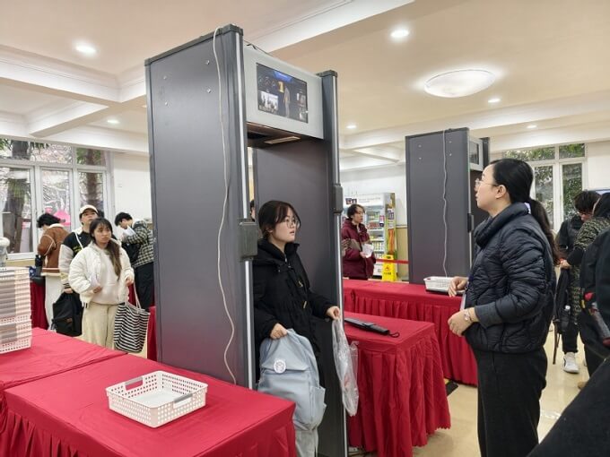 考生经过安检进入考场