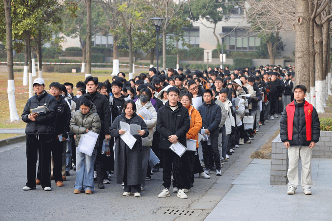 考生有序候考进场