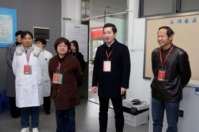 主考马鑫带队巡查考试现场